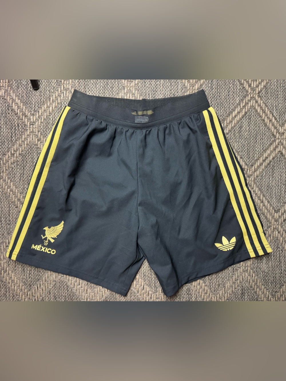 Mexico Adidas 2025 Black Gold Mens Soccer Shorts Size medium JF0390